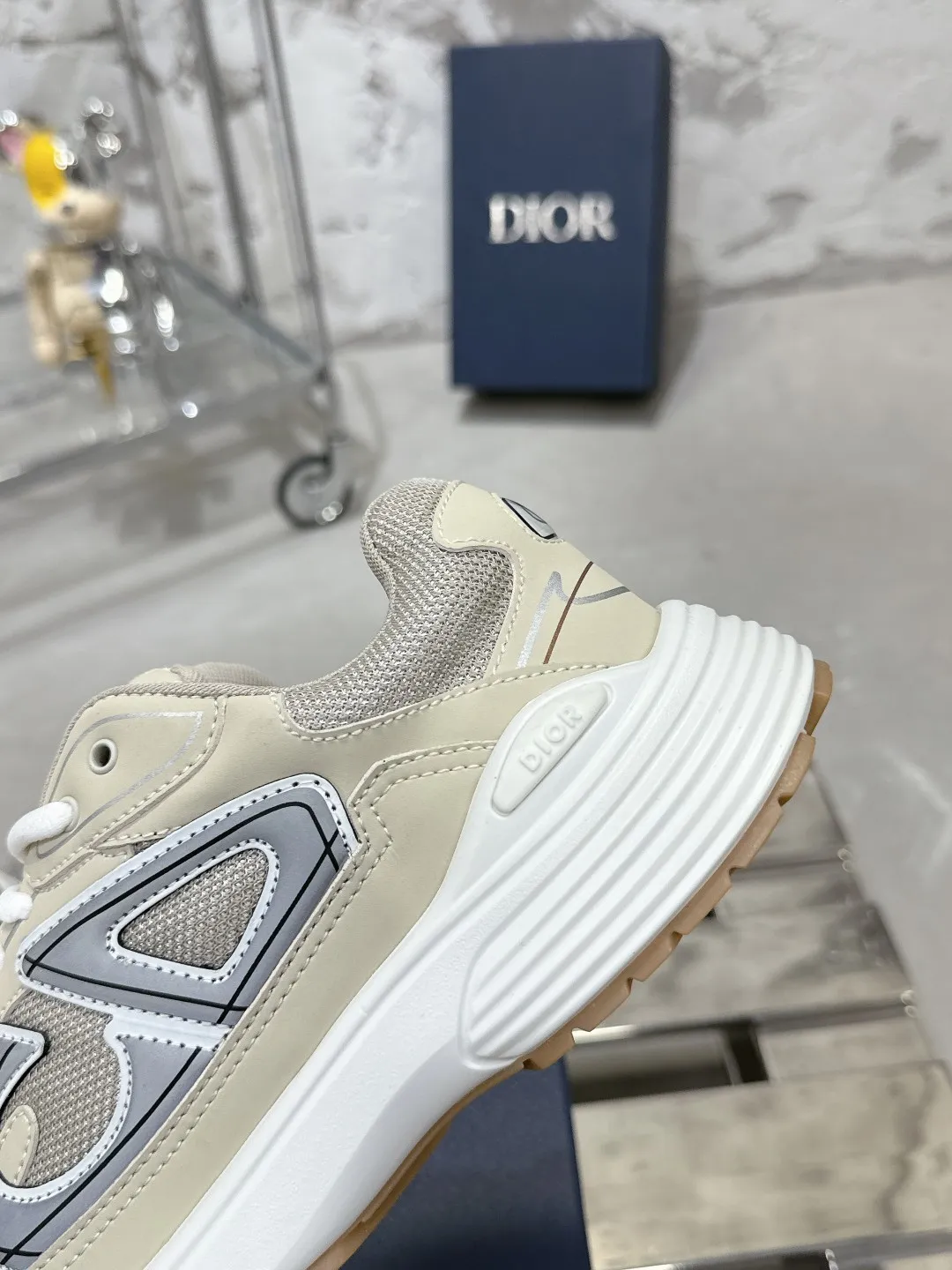 Men's men's shoes 💰600❤️❤️❤️High version Dior Dior's latest color matching B30 series reflective dad sneakers original 17380💰 purchased for development and production Brand new B30 sneakers Dad Shoes style shoes that follow the trend of the retro market The Dior logo on the tongue also indicates that this pair of shoes is the B30 model! B30 uses fine-textured leather and mesh cloth materials to form a shoe body. There are conspicuous letters CD on both sides of the shoe body to indicate identity. Many lines on the shoe body outline details to make the shoes look less monotonous and full of retro flavor. The delivery counter is exquisitely packaged🛍📦 ▪️Fabric: Original customized technical fabric + mesh ▪️Inner lining: Customized breathable lining ▪️Outsole: Original molded IP foam + TPU outsole ▪️Sole thickness: 3.5CM ▪️Size: Women’s size 35-40 / Men’s size 39-46